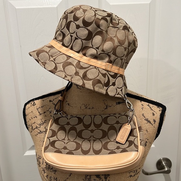 COACH Handbag and Bucket Cap bundle. Excellent Pre-Loved Condition. Authentic - Picture 2 of 16